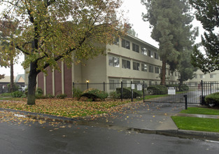 Towers at Manchester in Fresno, CA - Foto de edificio - Building Photo