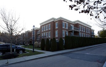 The Residences At Chestnut Hill in Newton, MA - Foto de edificio - Building Photo