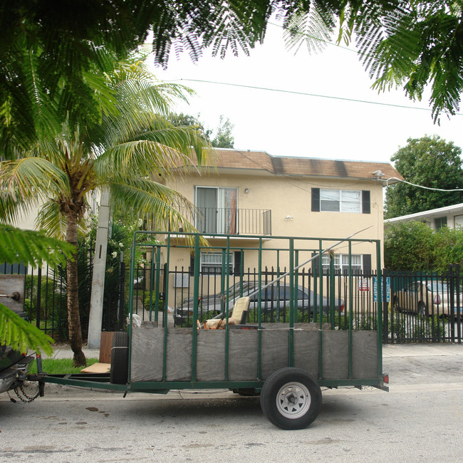 570 NE 63rd St in Miami, FL - Foto de edificio - Building Photo