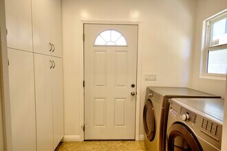 1367 E Windsor Rd in Glendale, CA - Building Photo - Building Photo