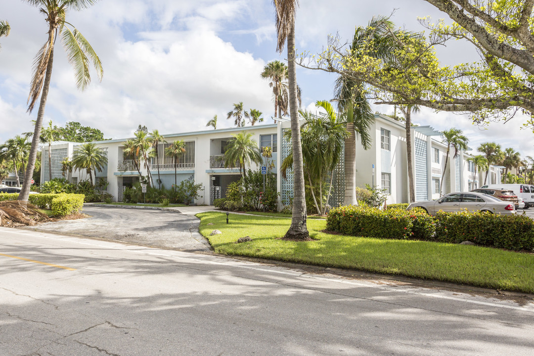 Mariner Motel and Apartments in Naples, FL - Building Photo