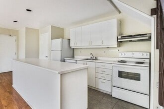 2064-2064 Queen St E in Toronto, ON - Building Photo - Building Photo