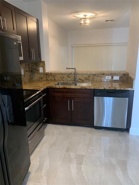 12017 SW 2nd St in Pembroke Pines, FL - Foto de edificio