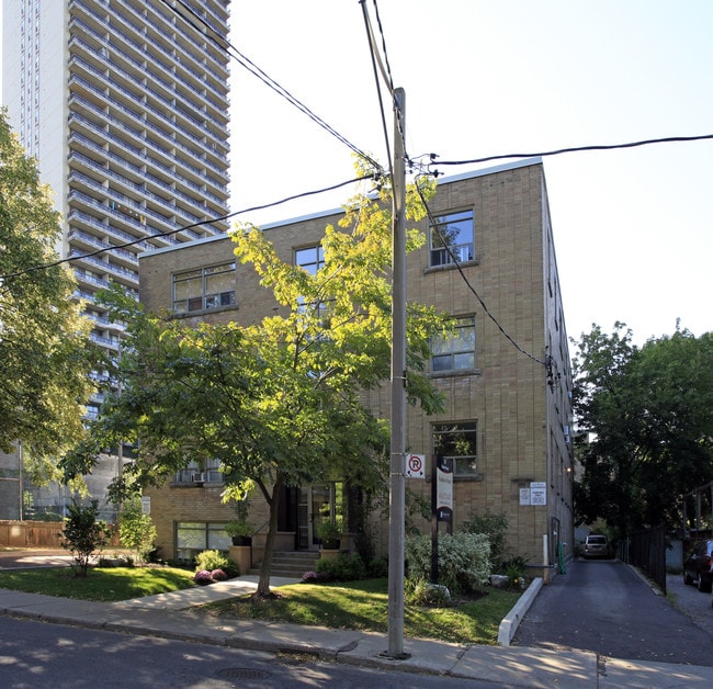 Roselawn Manor in Toronto, ON - Building Photo - Building Photo