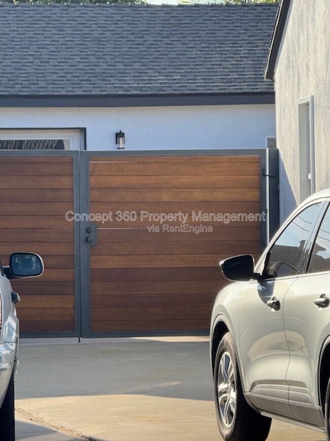 2061 Lomina Ave in Long Beach, CA - Building Photo - Building Photo