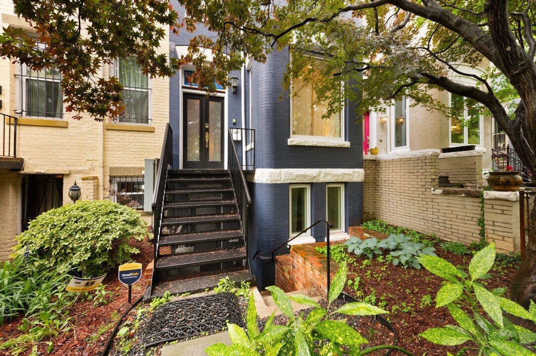 3459 Holmead Pl NW in Washington, DC - Building Photo