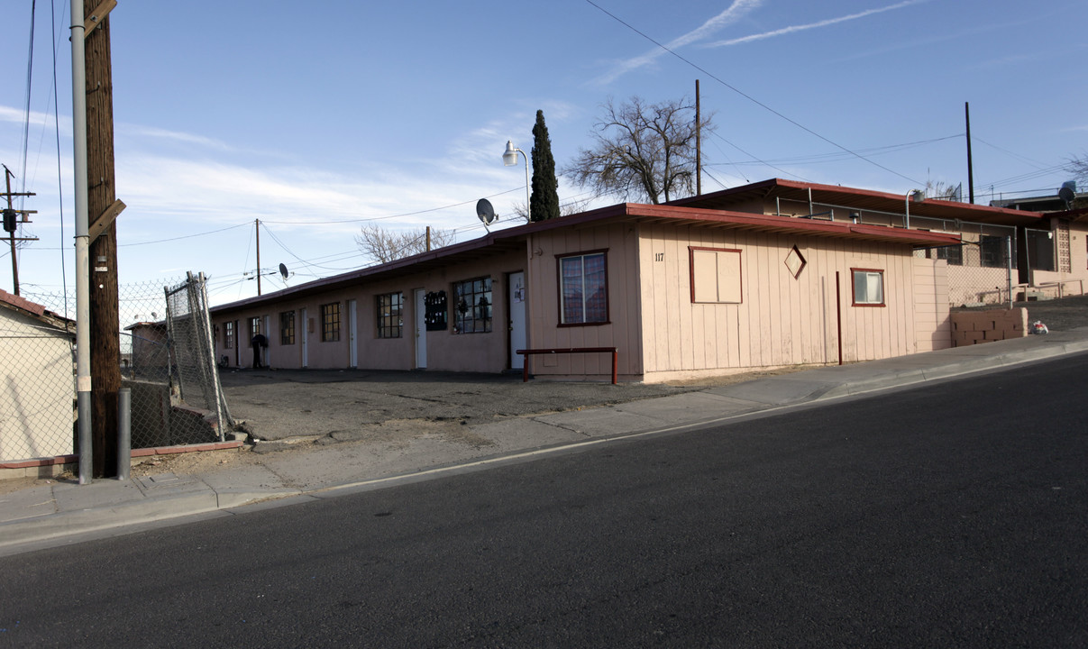 117 Otis Ave in Barstow, CA - Foto de edificio