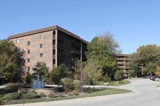 Medinah on the Lake in Bloomingdale, IL - Building Photo - Building Photo