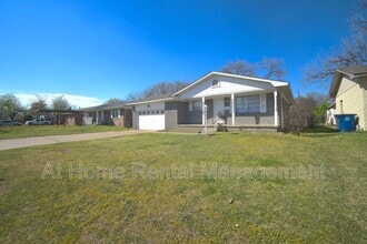 10219 E 7th St in Tulsa, OK - Foto de edificio - Building Photo