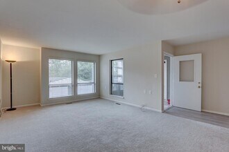 9 Dennison Dr in East Windsor, NJ - Building Photo - Building Photo