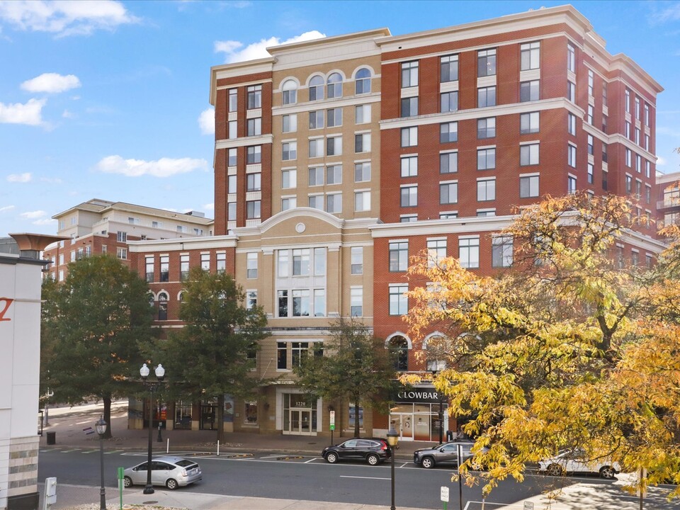 1220 N Fillmore St, Unit 909 in Arlington, VA - Building Photo
