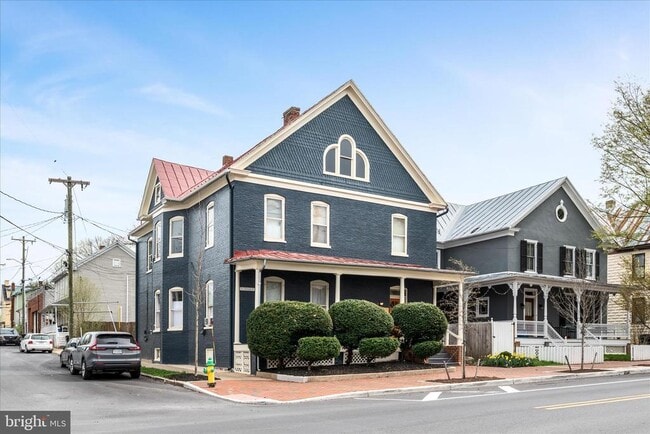 property at 402 S Loudoun St