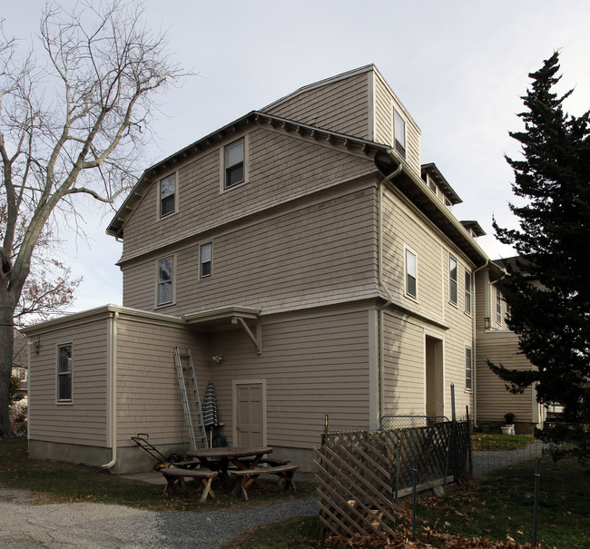 108 Harrison Ave in Newport, RI - Building Photo - Building Photo