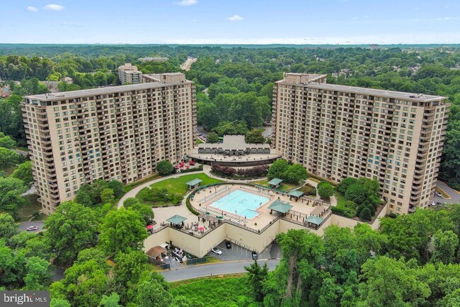 5225 Pooks Hill Rd in Bethesda, MD - Building Photo - Building Photo