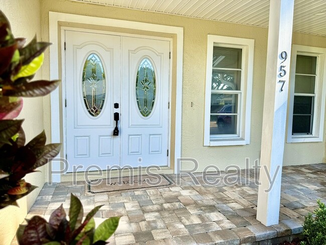 957 Weathersfield Dr in Dunedin, FL - Building Photo - Building Photo