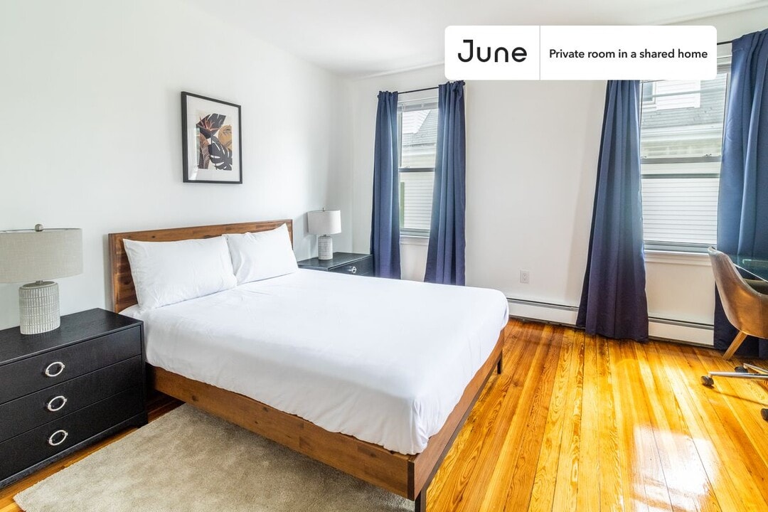 Private bedroom in 7 bed/2 bath Home in Boston, MA - Building Photo