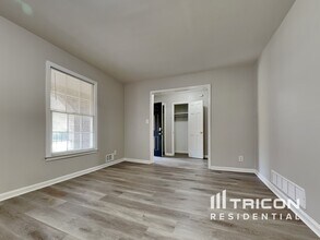 401 Barbashela Dr in Stone Mountain, GA - Building Photo - Building Photo