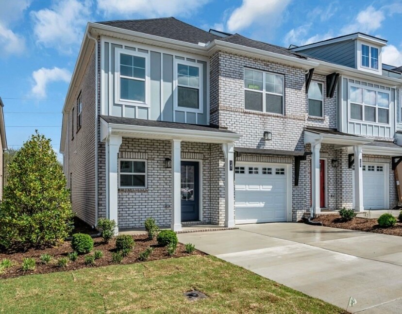 141 Dameron Pvt Dr in Hendersonville, TN - Building Photo