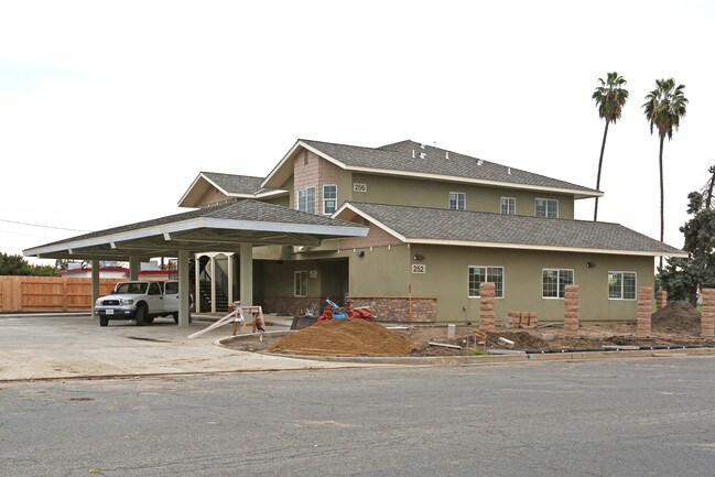 Sacramento Street Apartments in Tulare, CA - Building Photo - Building Photo