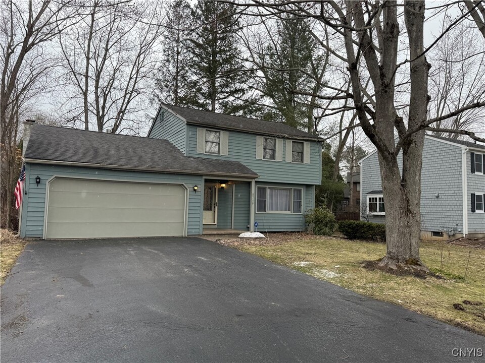 8749 Columbine Cir in Baldwinsville, NY - Foto de edificio