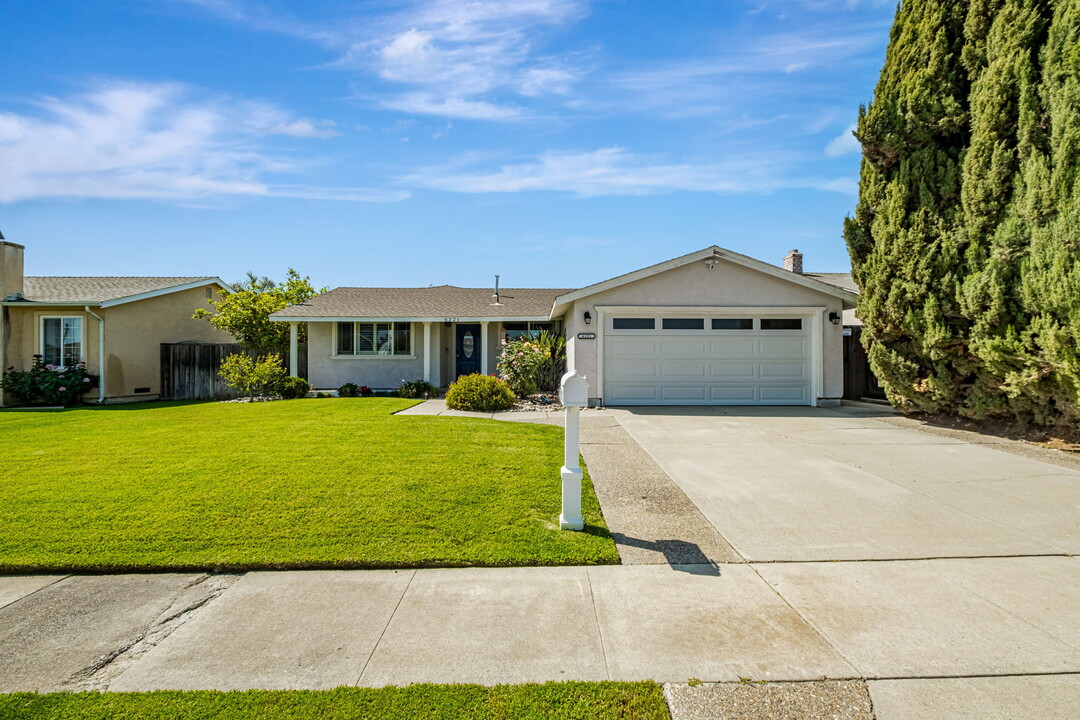 6221 Broadway Ave in Newark, CA - Building Photo