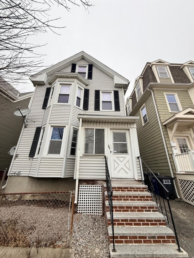 741 Somerville Ave, Unit 2 in Somerville, MA - Foto de edificio - Building Photo