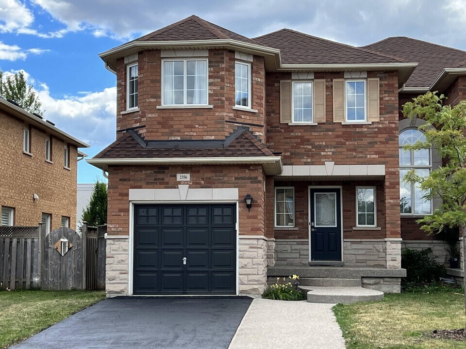 2356 Newcastle Crescent in Oakville, ON - Building Photo