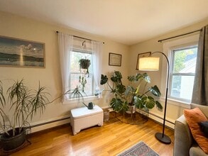 2 Hagar St, Unit 2 in Boston, MA - Foto de edificio - Building Photo