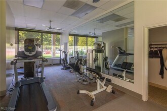 1 Lakeshore Blvd in Bratenahl, OH - Building Photo - Building Photo