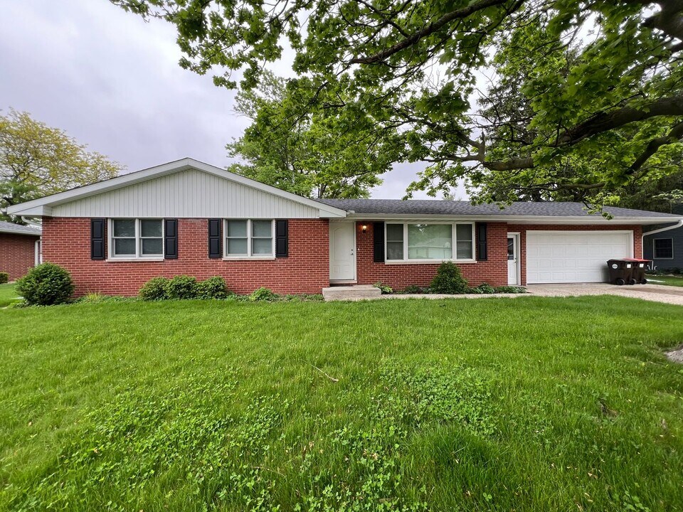 380 E Hazelwood St in Morton, IL - Building Photo