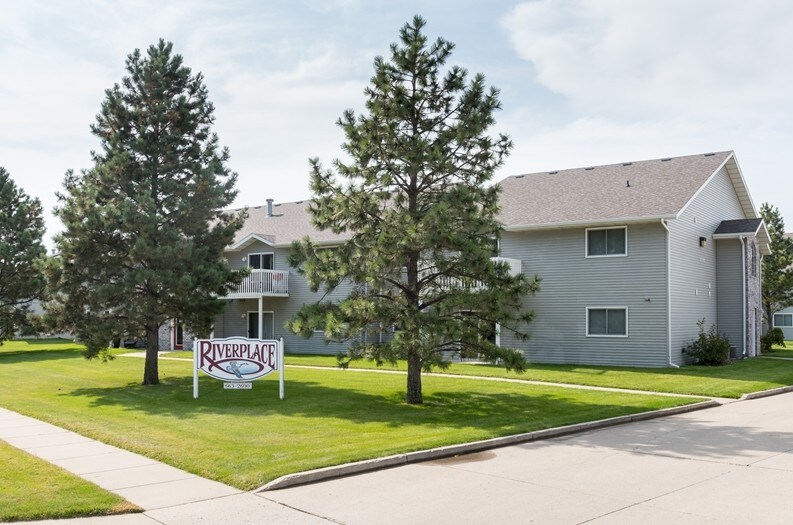 Riverplace Apartments in Mandan, ND - Building Photo