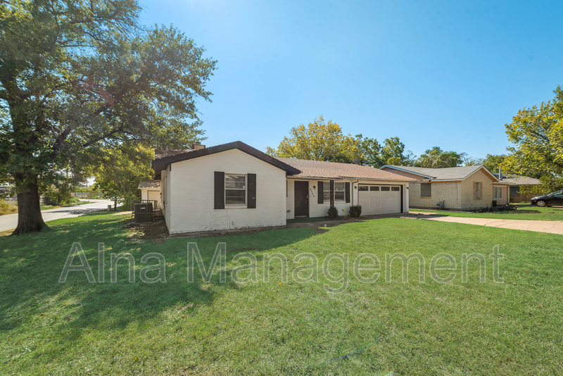 4724 Woodview Ln in Forest Hill, TX - Foto de edificio