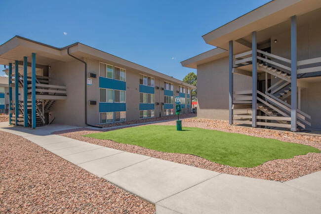 Aero Place Apartments in Colorado Springs, CO - Foto de edificio - Building Photo