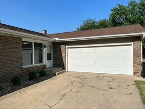 1642 Brickville Rd, Unit C  L Properties LLC in Sycamore, IL - Building Photo - Building Photo