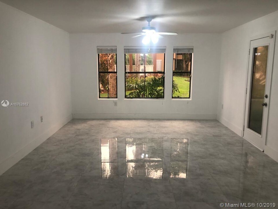 15591 SW 105th Terrace-Unit -518 in Miami, FL - Foto de edificio