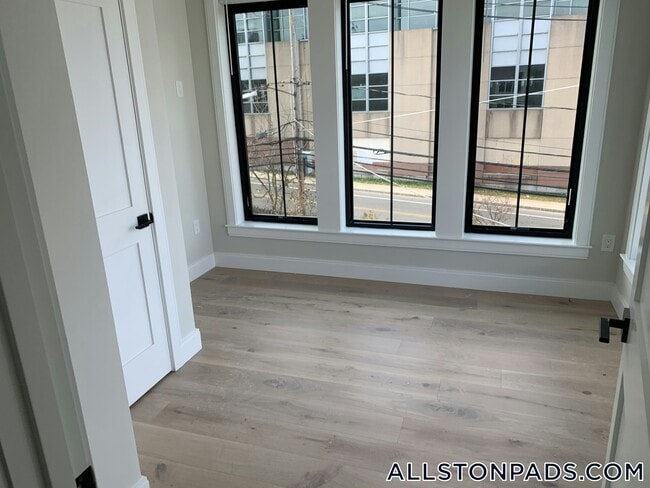 157 Everett St in Boston, MA - Building Photo - Building Photo