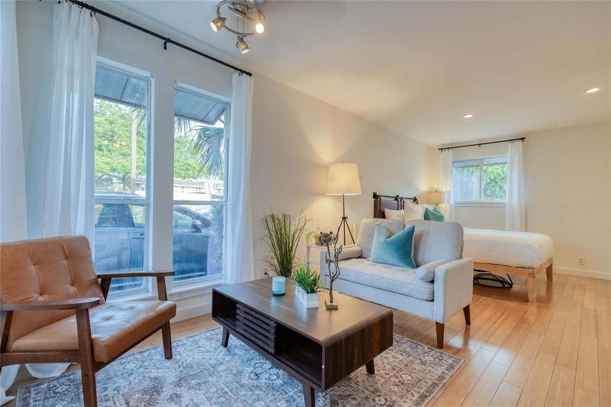 2526 Durwood St, Unit 102 in Austin, TX - Building Photo