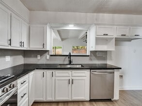 5627 Southbrook Dr in Houston, TX - Building Photo - Building Photo