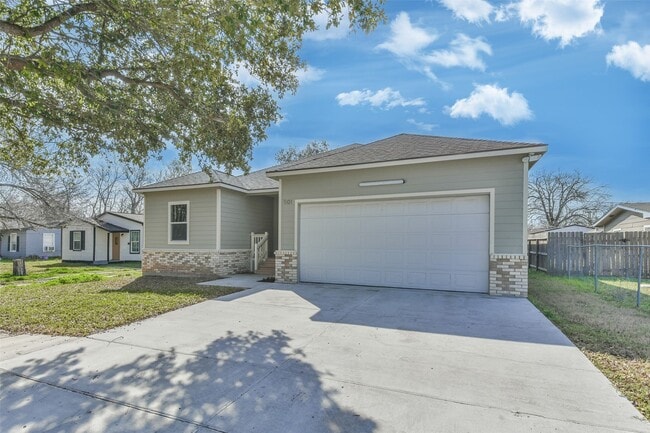 501 W Francis St in Baytown, TX - Building Photo - Building Photo