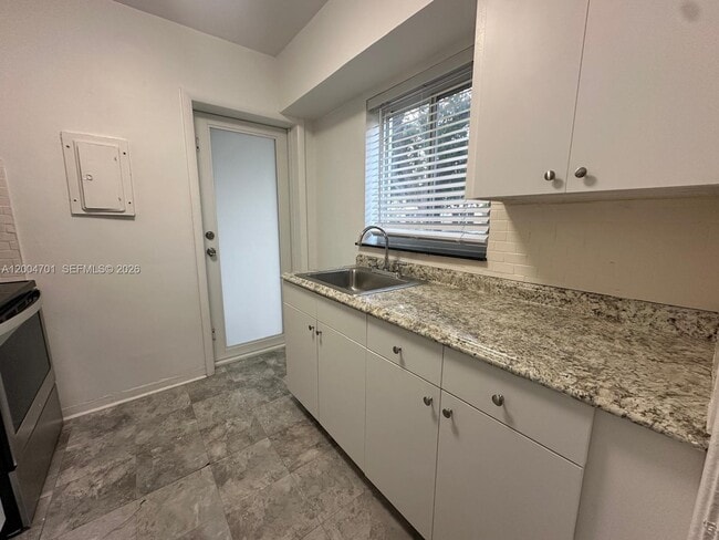 1567 S Le Jeune Rd in Miami, FL - Building Photo - Building Photo