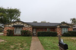101 Travis Ln in Hewitt, TX - Building Photo