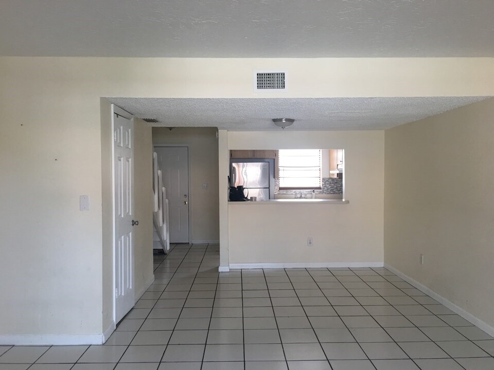 2261 W 53rd St, Unit 9 in Hialeah, FL - Building Photo