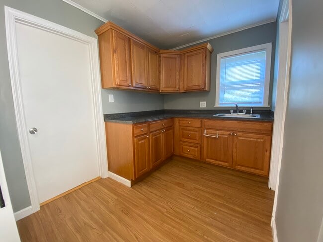 4 Pond St, Unit Floor 1 in Cranston, RI - Foto de edificio - Building Photo