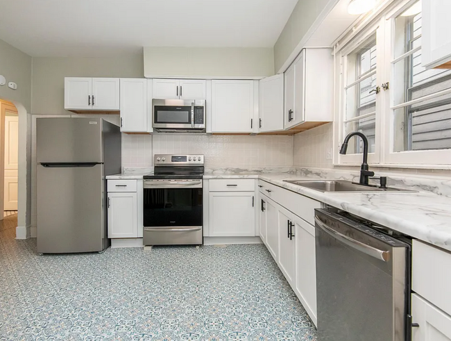2445 N Oakland Ave, Unit 2445