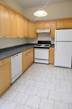 163 Christopher Columbus Dr in Jersey City, NJ - Foto de edificio - Building Photo