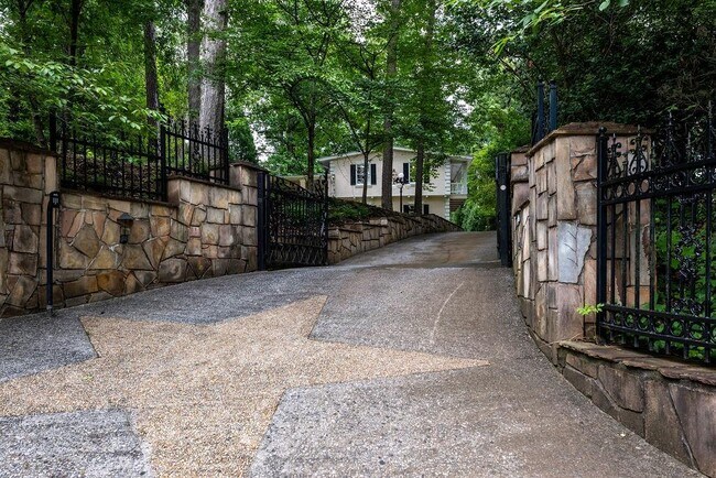 2631 Northside Dr NW in Atlanta, GA - Building Photo - Building Photo