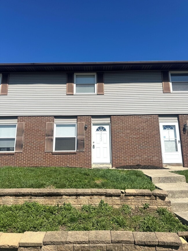 2722 Walden Bluff Ct in Grove City, OH - Building Photo - Building Photo