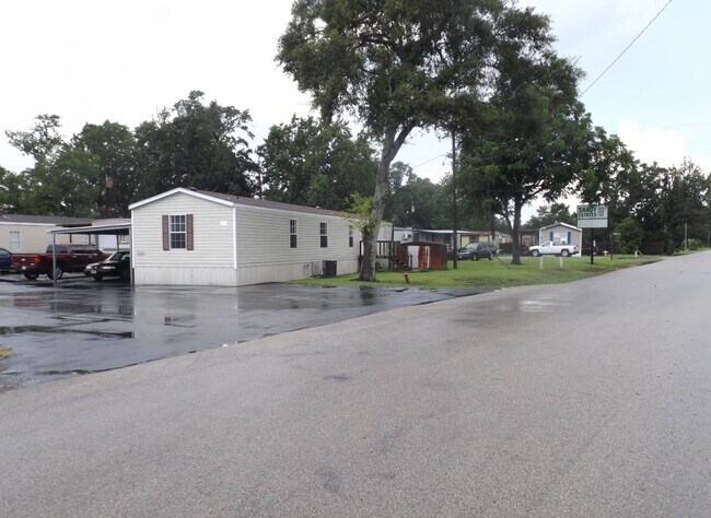 202 Park Dr in Bridge City, TX - Building Photo - Building Photo