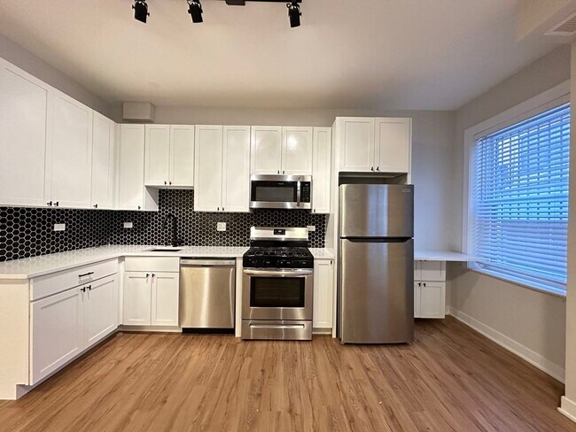 659 W Wrightwood Ave in Chicago, IL - Building Photo - Building Photo