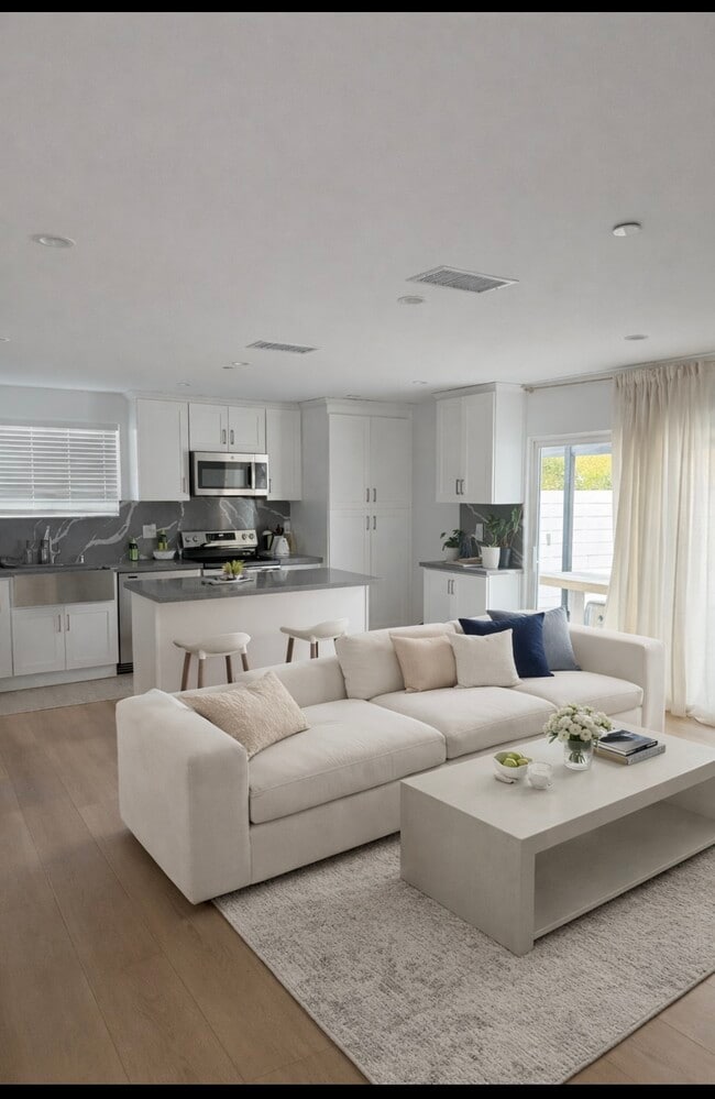 22827 1/2 Calvert St in Woodland Hills, CA - Building Photo - Building Photo